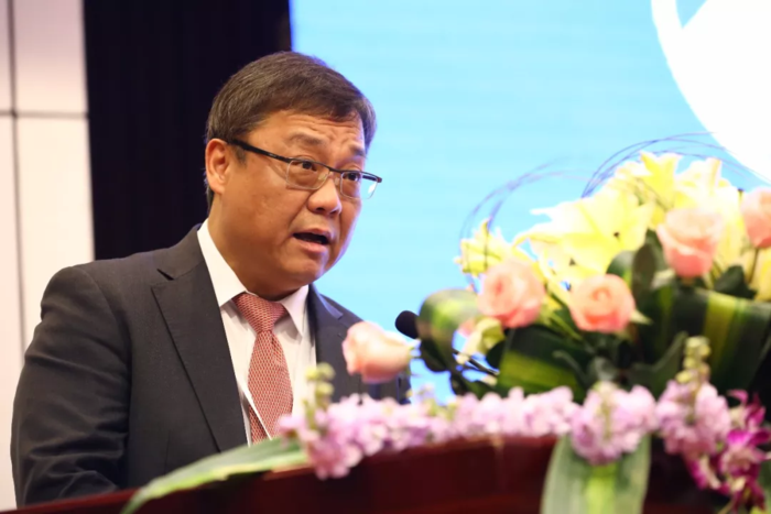 福建省物业管理协会副会长方志坚宣读《关于 福建省物业管理协会章程>